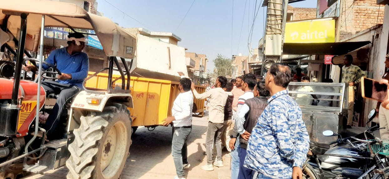 The municipal team confiscated the goods kept outside the shops