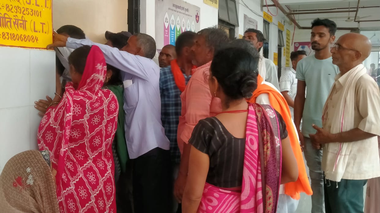 Waiting for hours for X-ray, patient in distress
