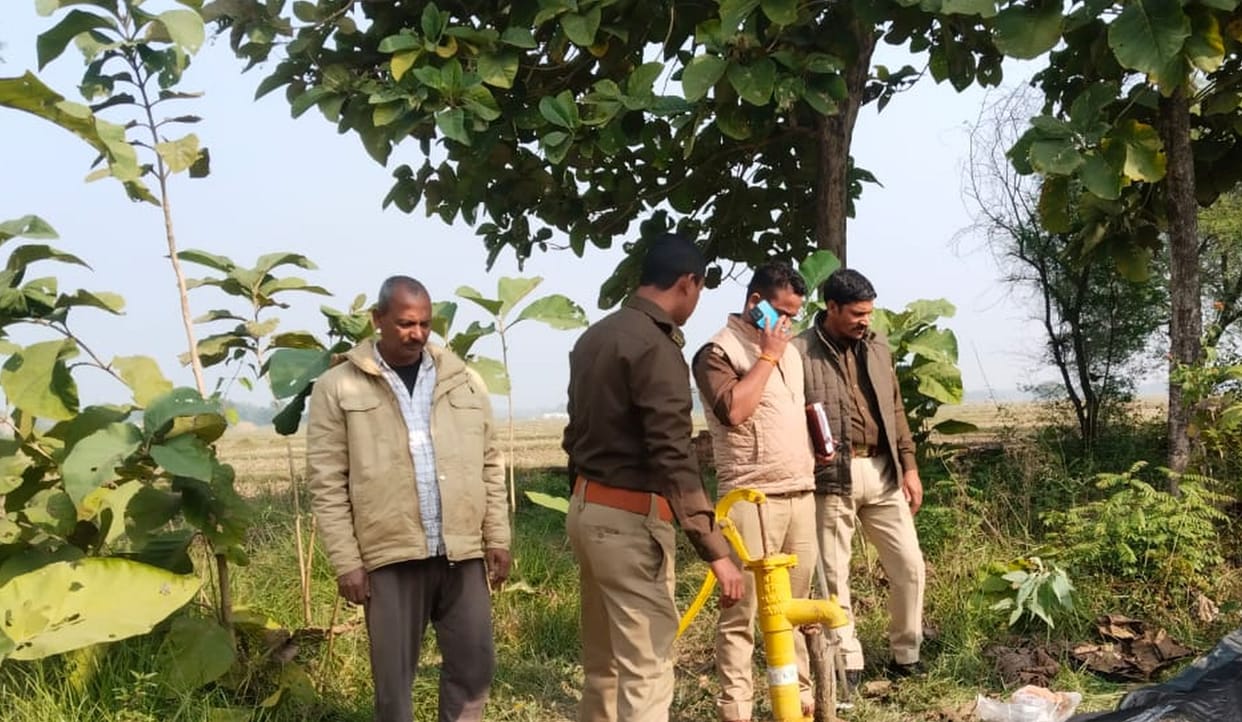 Dead body of youth found near hand pump, police engaged in investigation