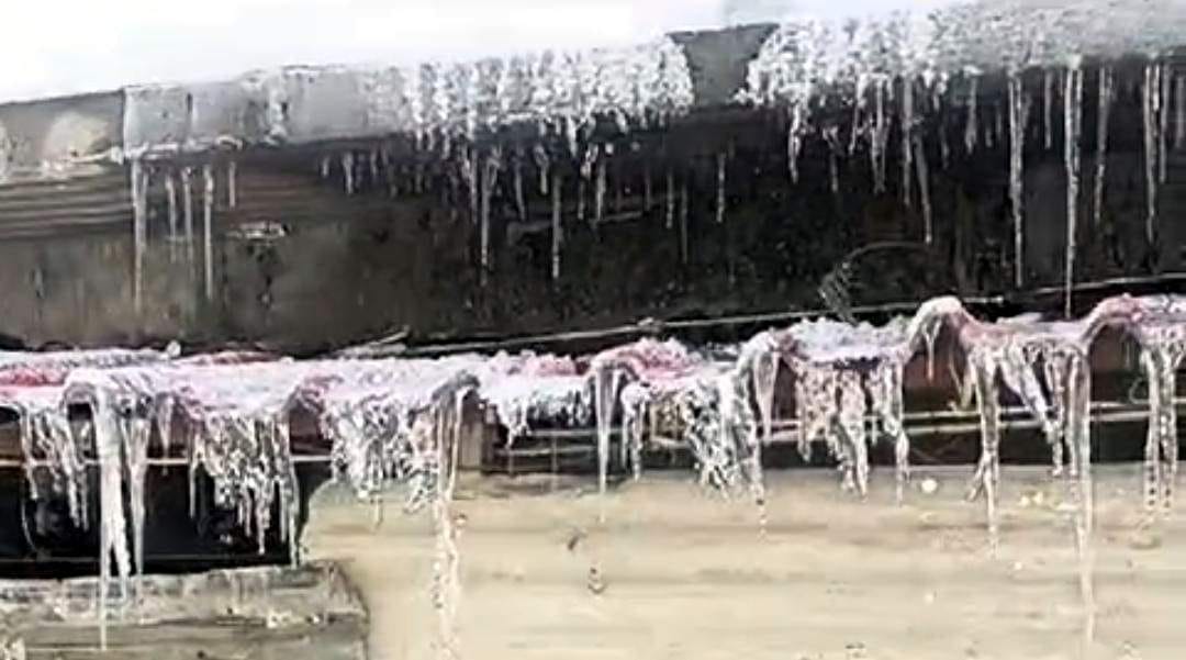 Severe cold is falling in Badrinath, water started freezing