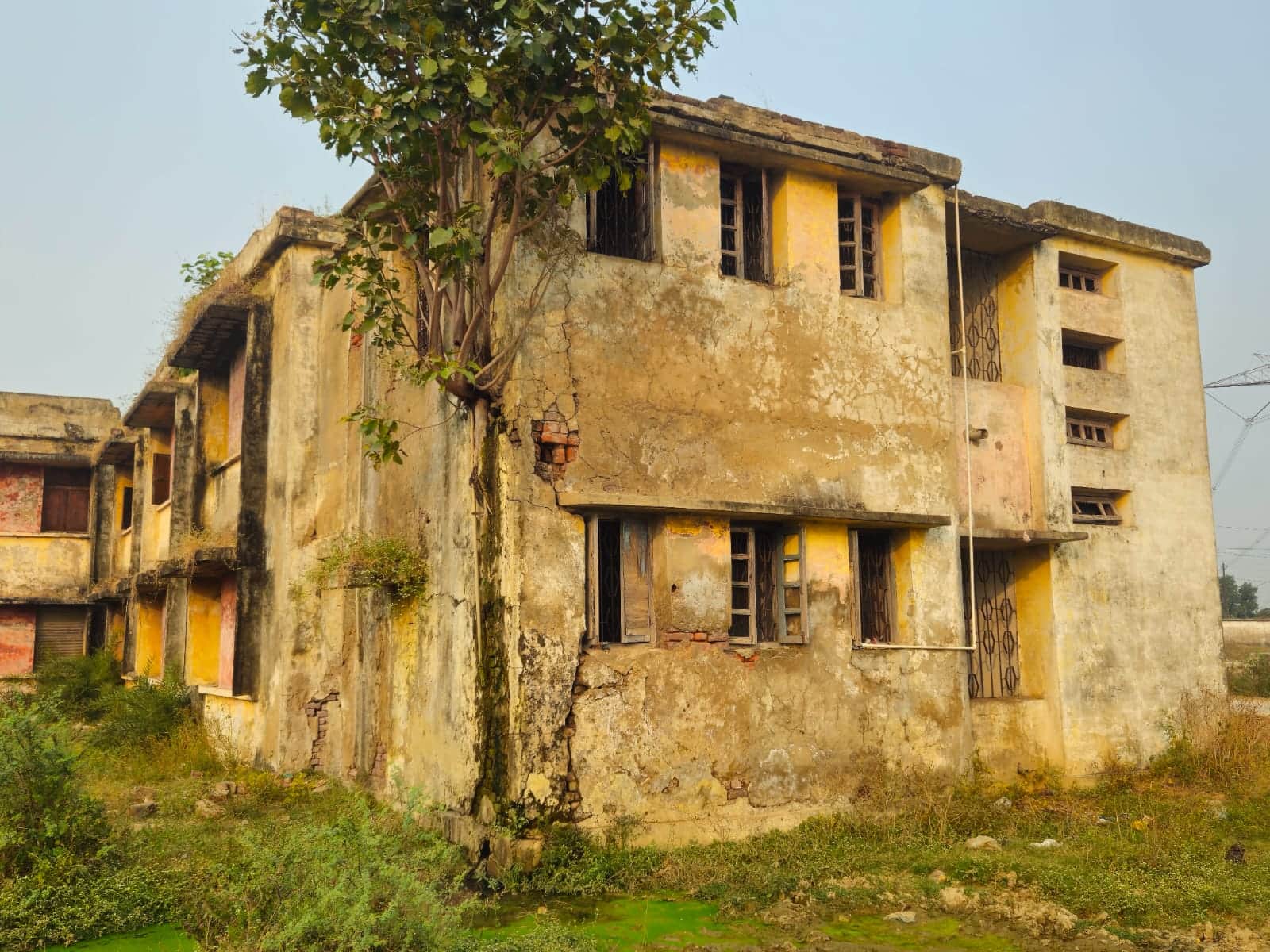 छात्रावास का भवन खंडहर में हुआ तब्दील