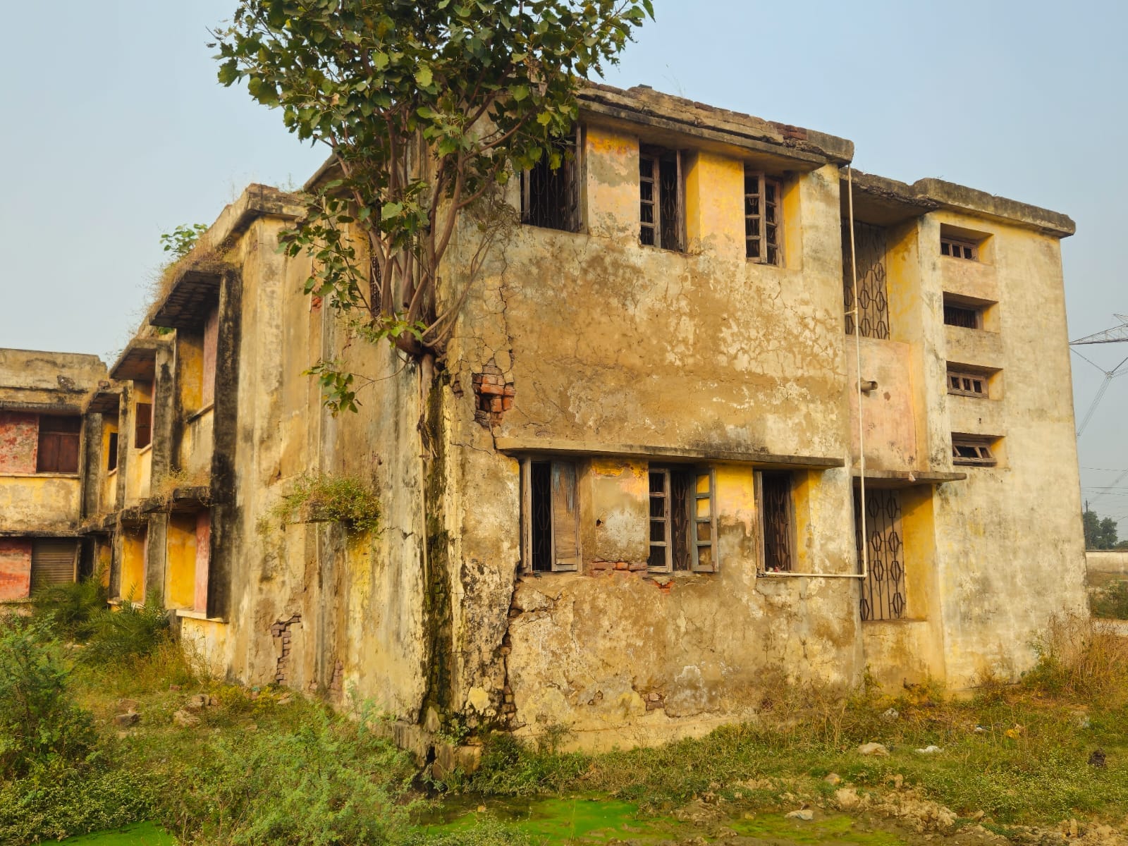 छात्रावास का भवन खंडहर में हुआ तब्दील