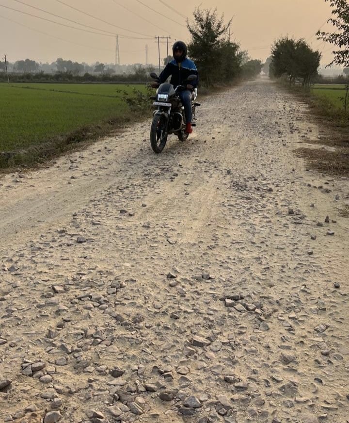 Construction of Gumd to Garhi Jhanjhara road is in limbo, department left it by putting hurdles