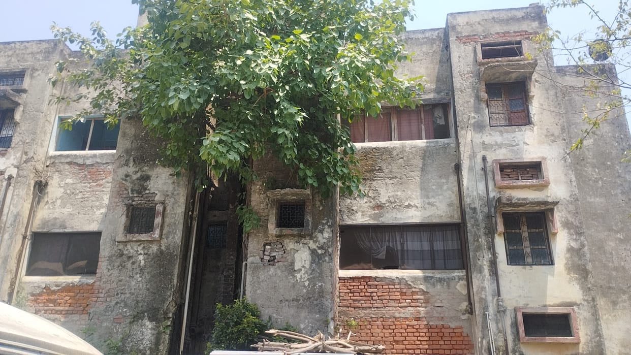 The building is dilapidated... the lives of doctors and staff are in danger.