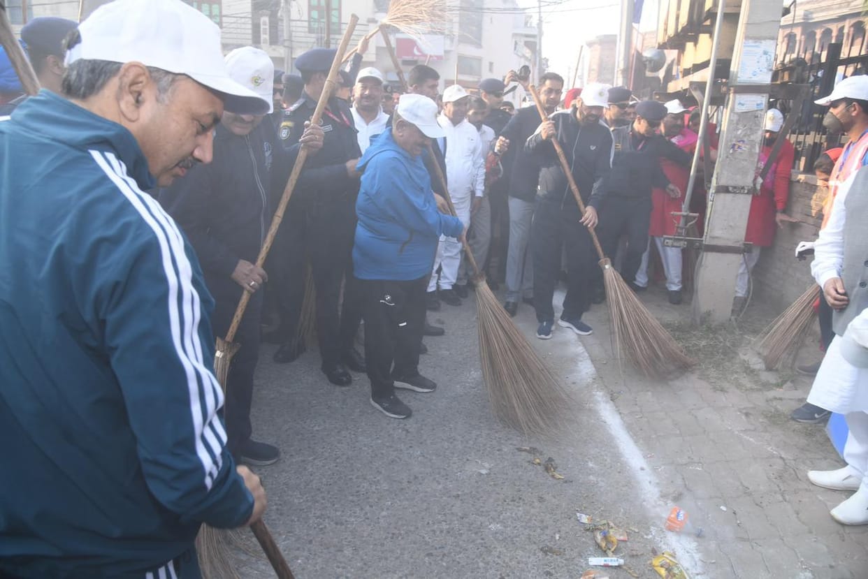 Dharamnagari is suffering from the pain of not being clean for seven years, due to the initiative of the Chief Minister, brooms were picked up in every corner