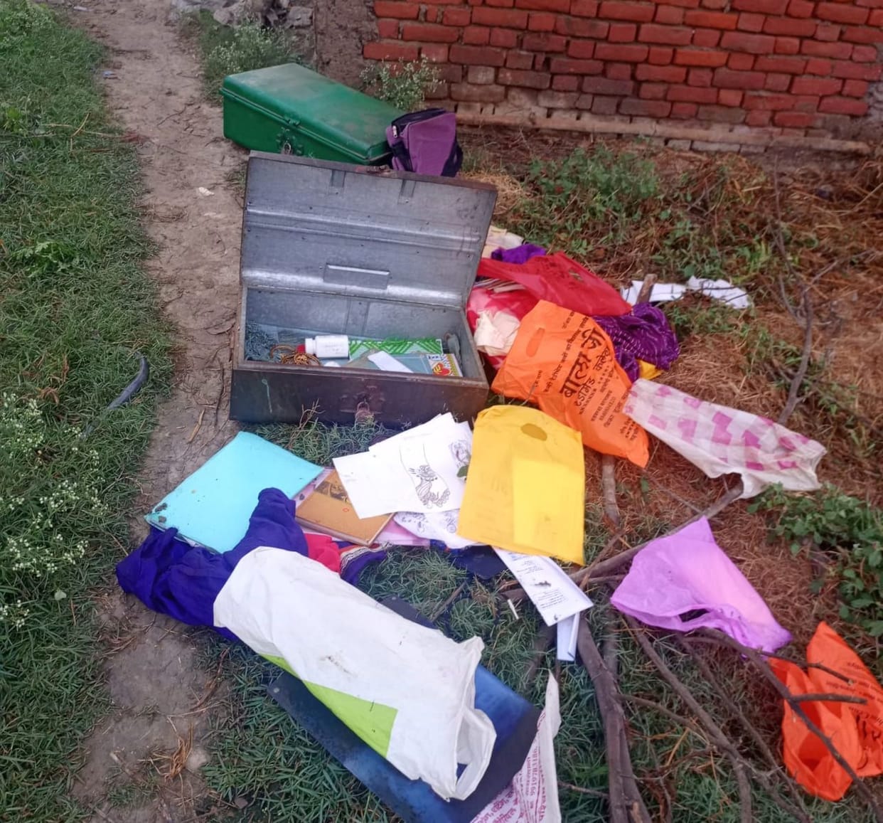 Thieves took away jewelery worth lakhs from a farmer's house by breaking the latch.