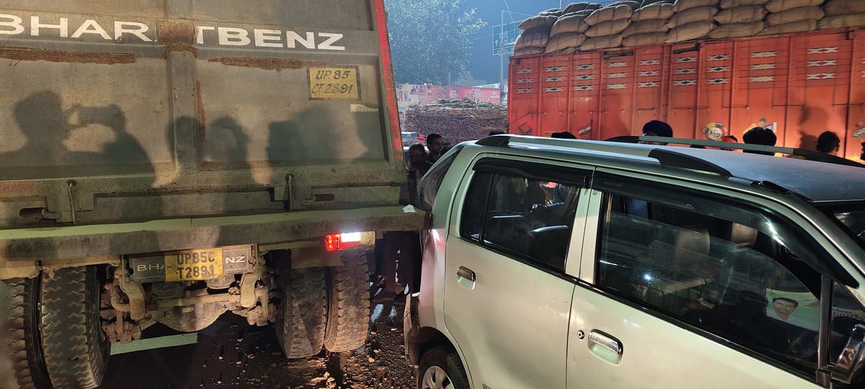Dumper collides with car at Rajeev Chowk in Puwayan, bus collides with trolley... creating jam