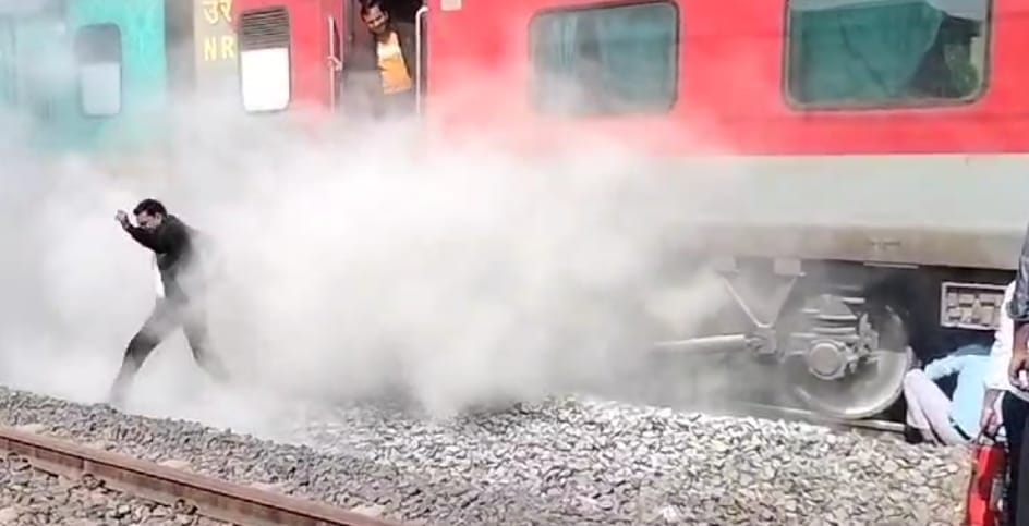 Smoke emanates from Patalkot train, panic panic panicJunnardev station incident