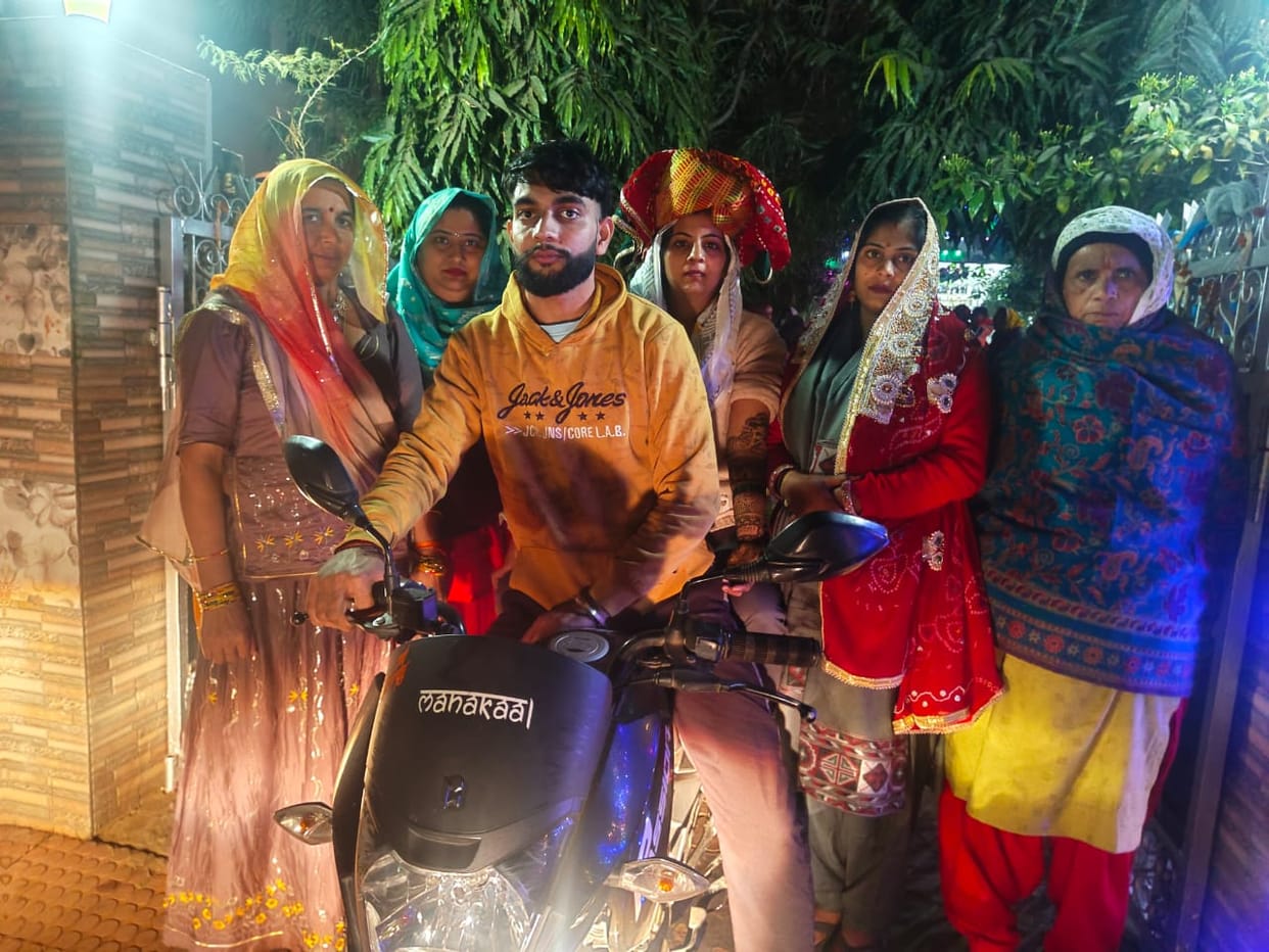 Banwara took out his daughter on a bike in the village