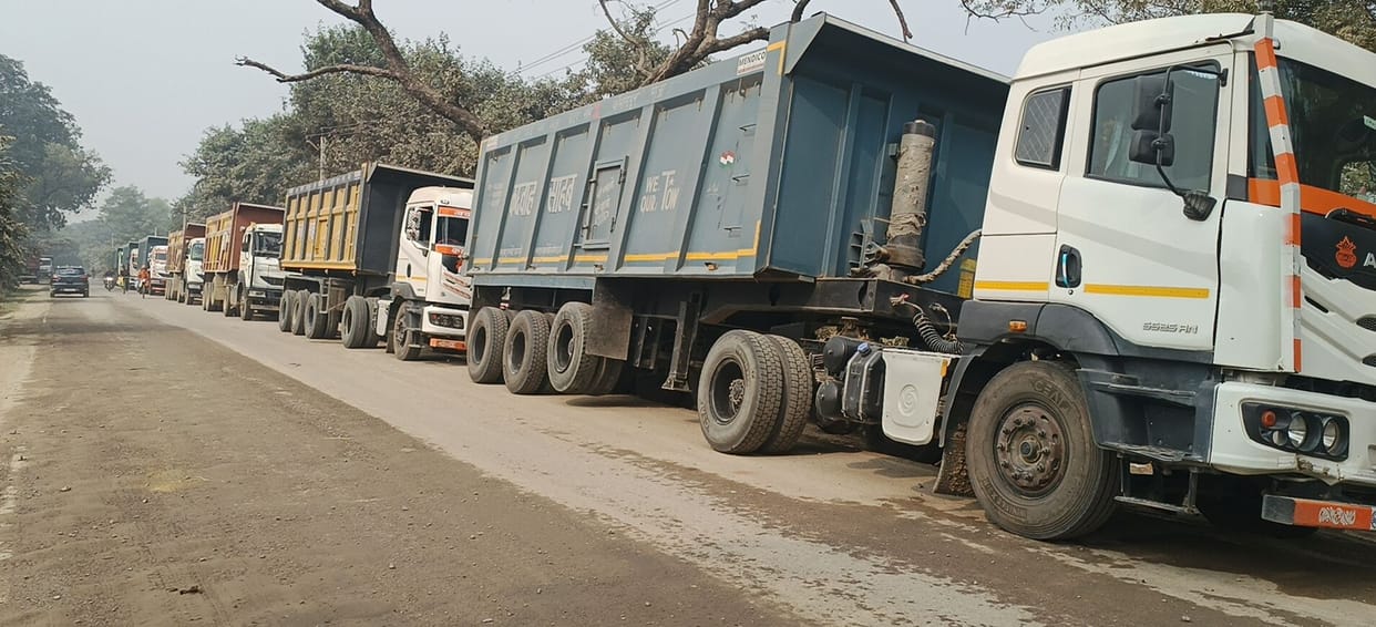 Dumpers parked on Dalmau-Unchahar road cause jam