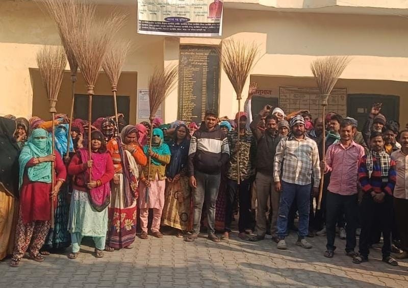 Sanitation workers went on strike, took out a procession with brooms in their hands, raised slogans