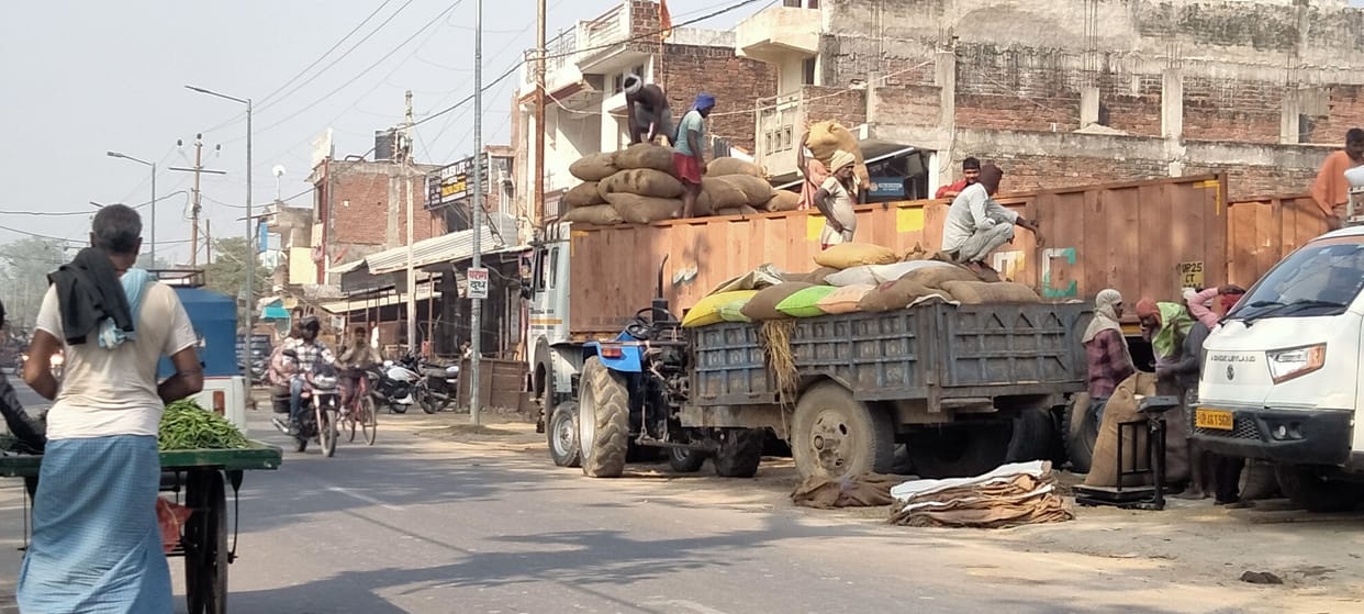 Vehicles parked on road tracks, possibility of accident in fog
