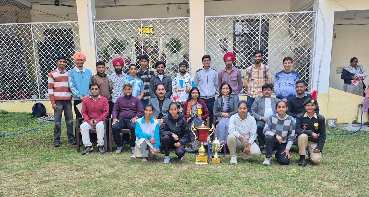 Principal honored promising players in Una College