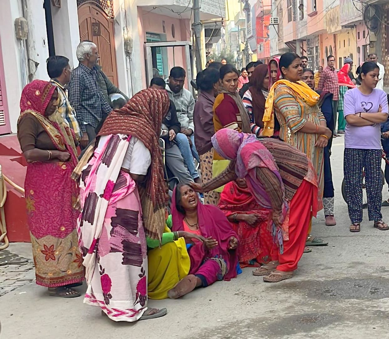 A mason died after falling from the third floor in Awas Vikas Colony