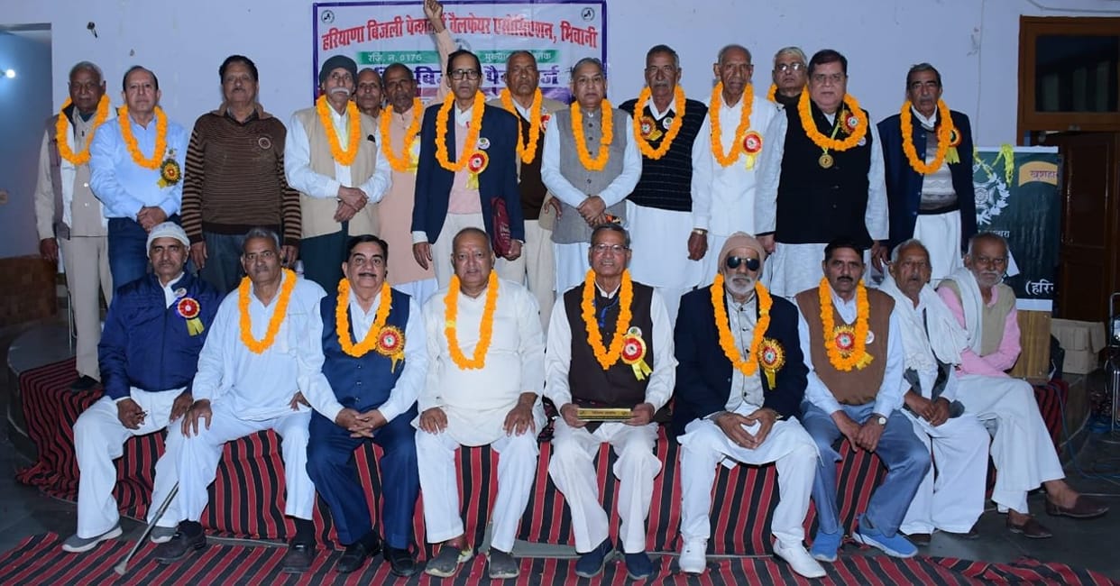 Students of Bawanikheda and senior electricity pensioners of Bhiwani honored