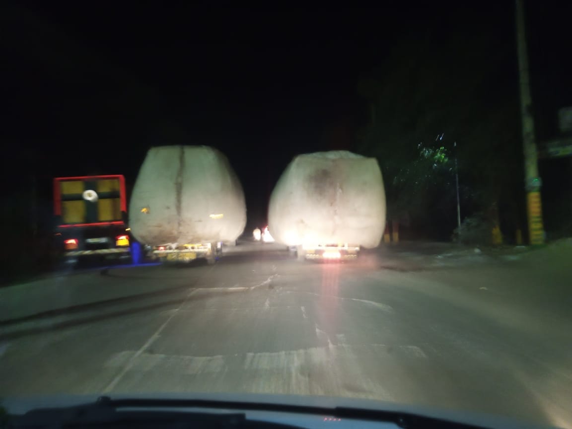 Taking advantage of the darkness, overloaded vehicles are running at night, fear of accidents