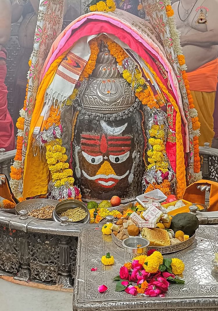 Ujjain News: मस्तक पर चंद्र और गले में फूलों की माला पहनकर सजे बाबा महाकाल, फिर रमाई गई भस्म