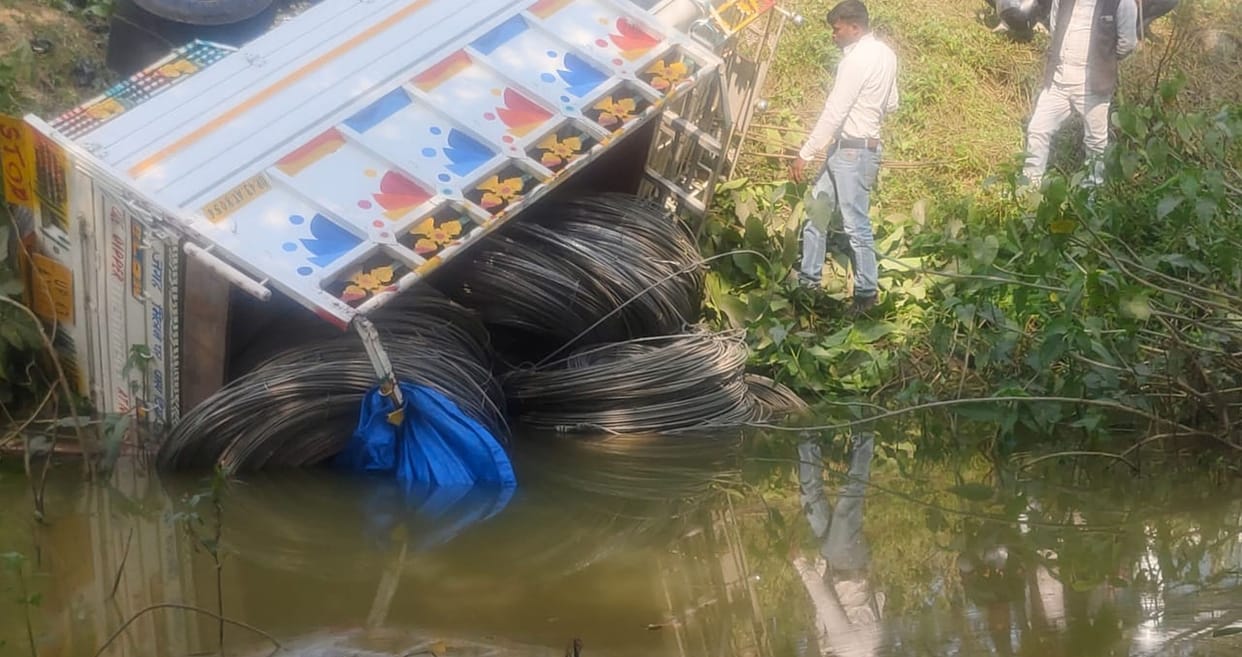 Pickup of miscreants who fled after stealing wire overturned, one dead