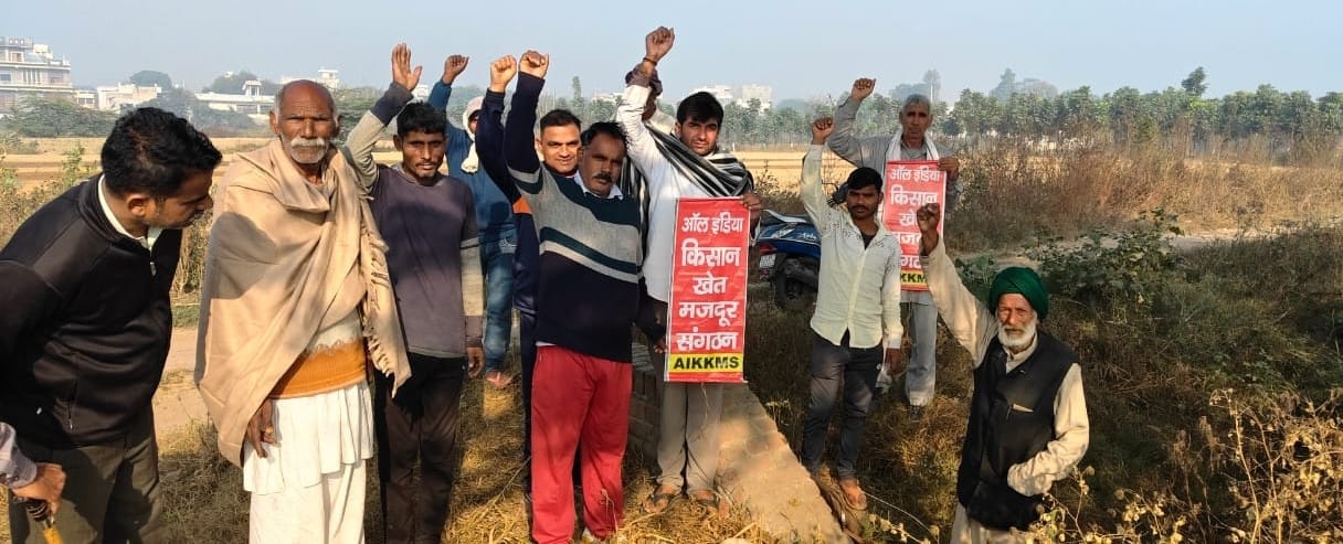 Farmers staged a symbolic protest at Jatola Minor