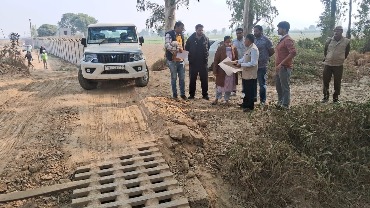 SDM visited the temporary bridge built on Mahmoodpur Minor