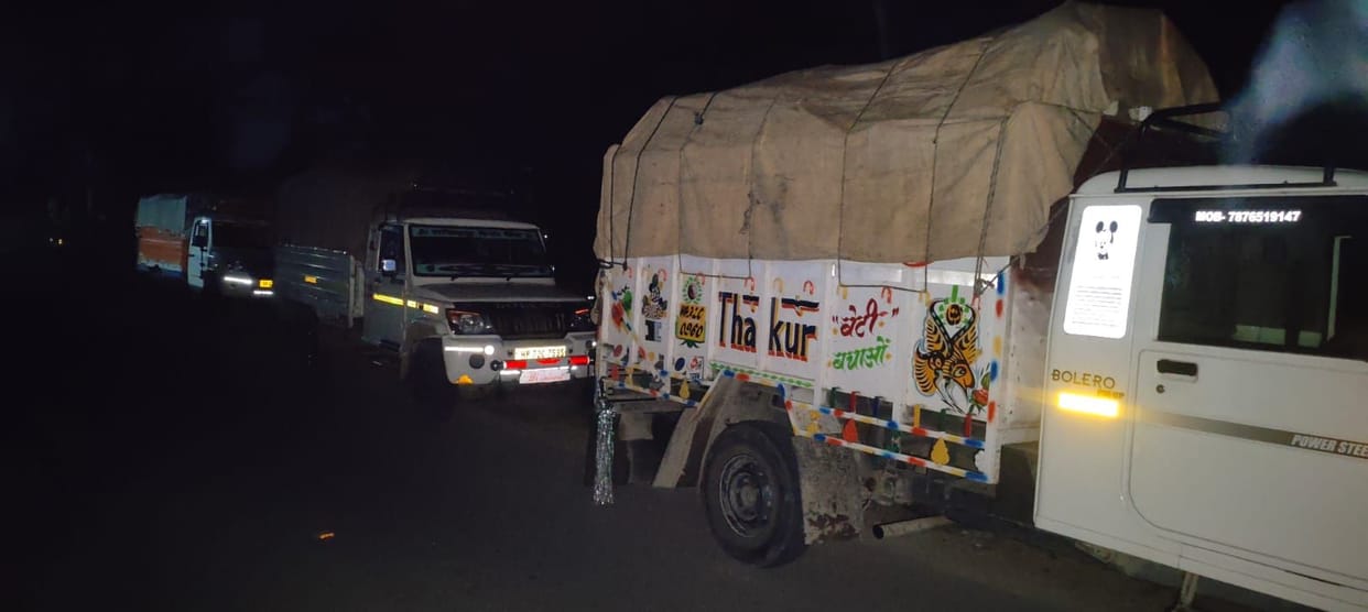 Seven pickup vehicles loaded with illegal wood caught in Amb and Chintpurni