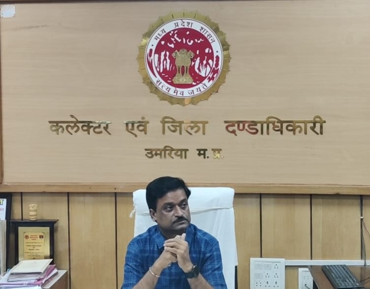 Salary of 33 officers stopped for not resolving complaints of CM Helpline