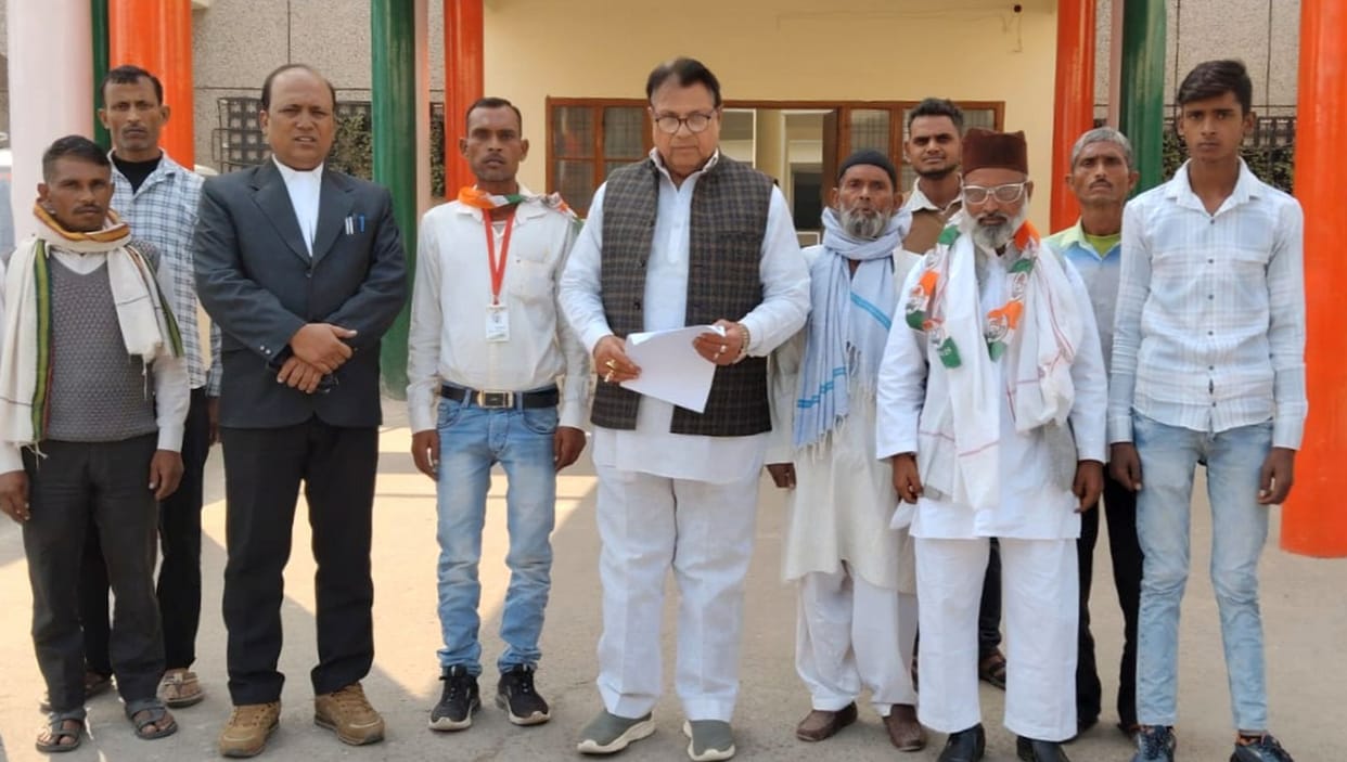 Congressmen reached the Collectorate to meet the demands of the farmers