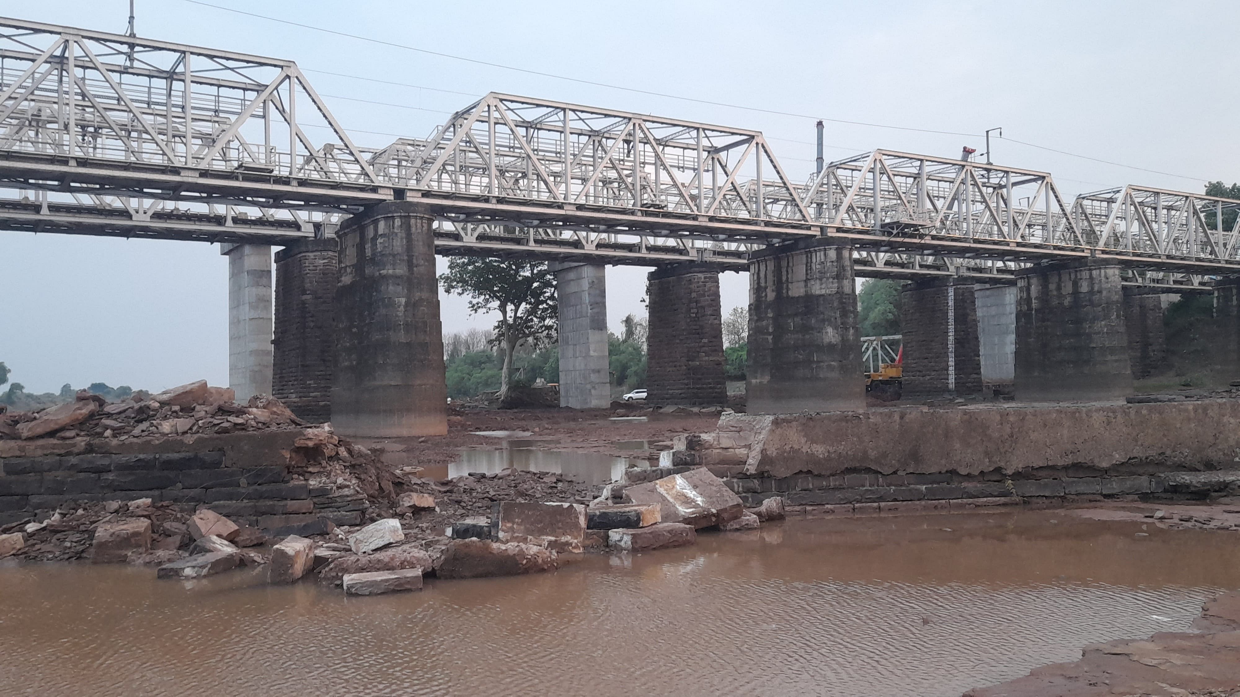 Damoh The railway contractor did not repair the damaged stop dam