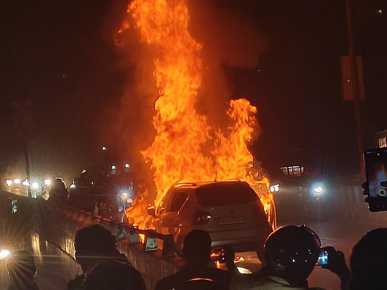 Gorakhpur News: Car started burning on the overbridge, employee saved his life by running away