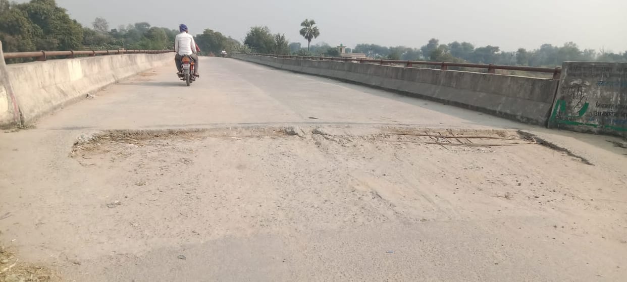 The approach of the bridge built on Lalganj ghat of Manorama river sank.