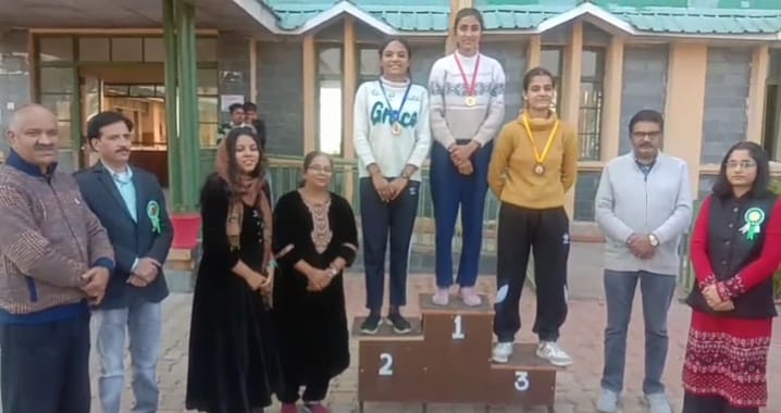 Ayush and Tamanna stood first in 800 meter race