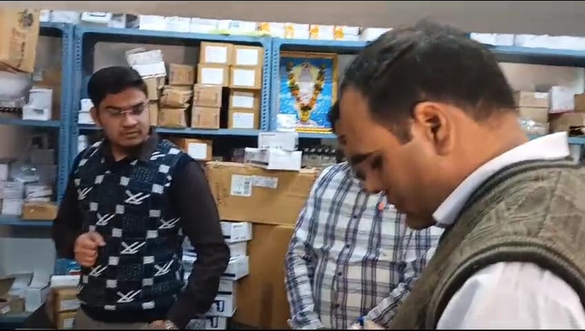Damoh SDM found expired medicines in the medical store of government hospital