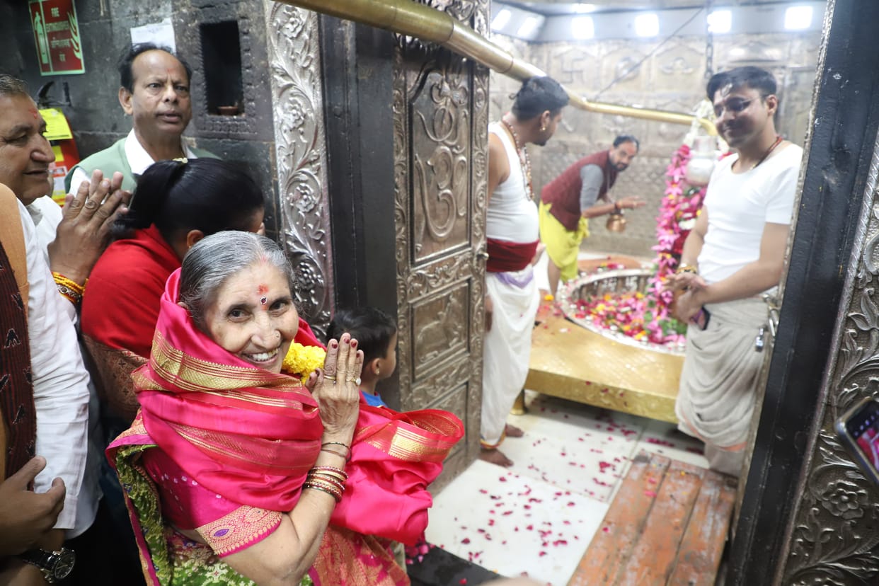 PM Modi Wife Ujjain Visit: Prime Minister Narendra Modi Wife Jashodaben Offers Prayers at Mahakaleshwar Temple