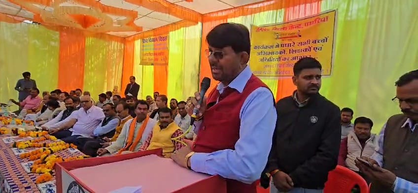संबोधित करते मंत्री लखन पटेल