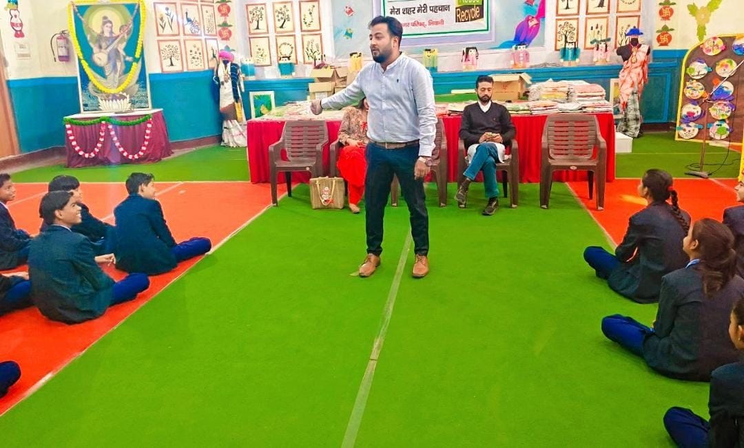 Swachh Bharat Mission team of Municipal Council taught the lesson of cleanliness to children.