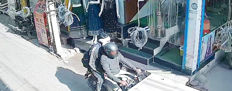 Looted two kilos of silver jewelery by threatening the jeweler in Tohana in broad daylight