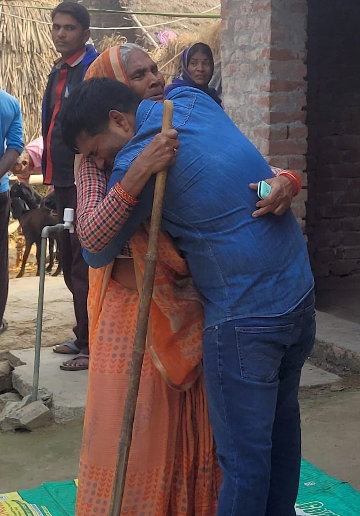 Seeing the bodies of parents Bilkhe Masum, last rites on a coffin