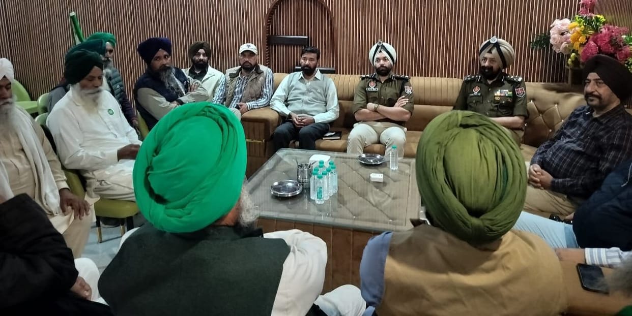 Meeting of farmer leaders with administrative officials of Punjab at Datasinghwala border