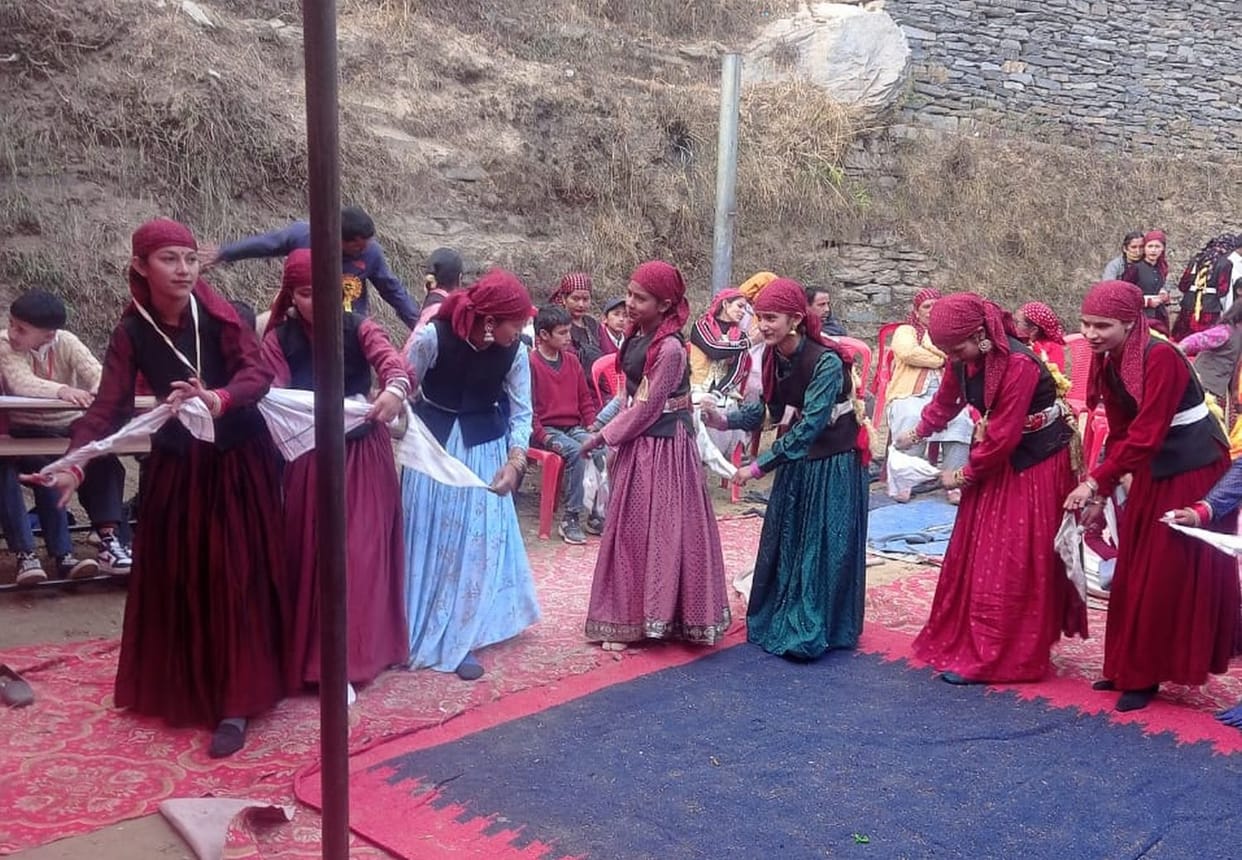 Girls students added a lot of color to Kullavi, Lahaul's dance.