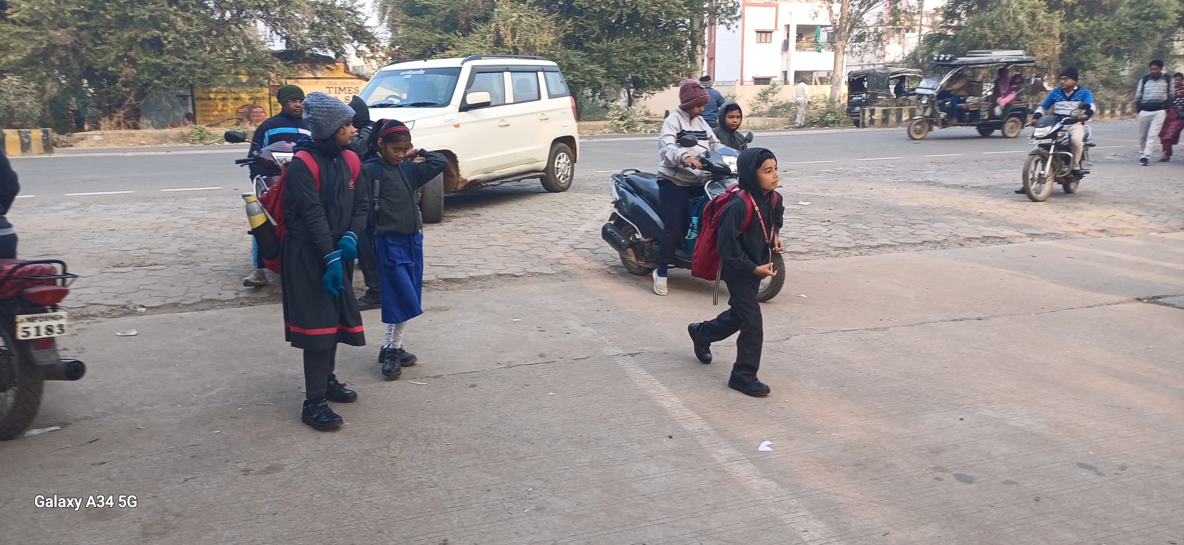 गर्म कपड़ों में स्कूल जाते दिखे बच्चे।