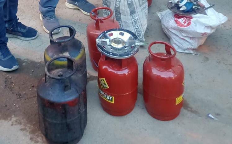 Illegal business of gas refilling was going on under the cover of a cycle shop