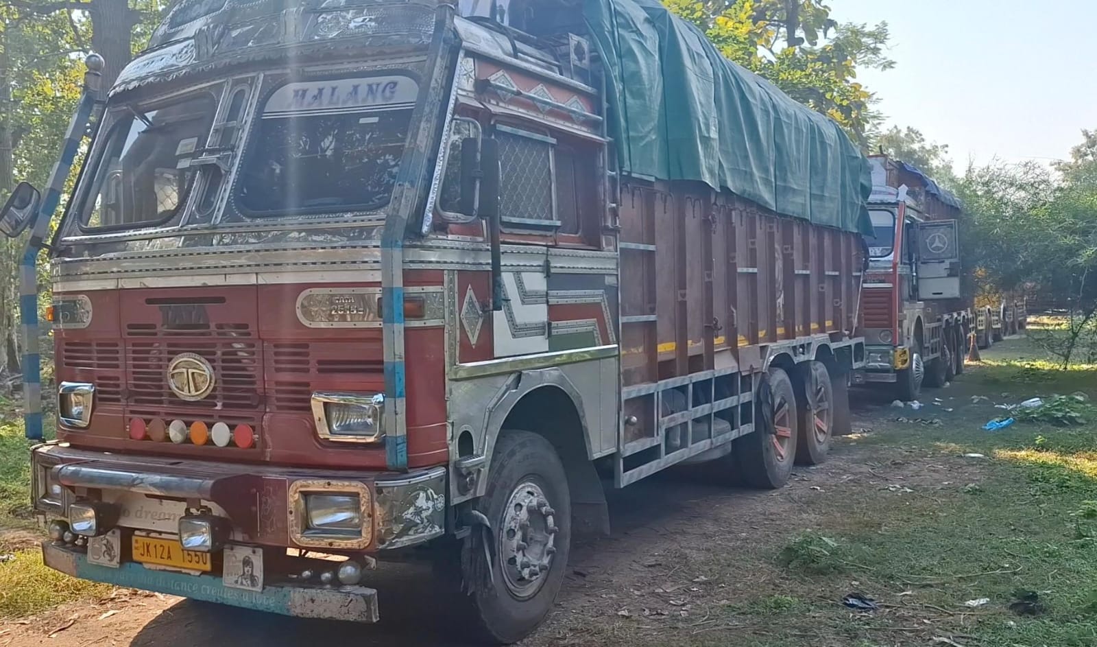 Smuggling of wood Fail, Five Truck Seized