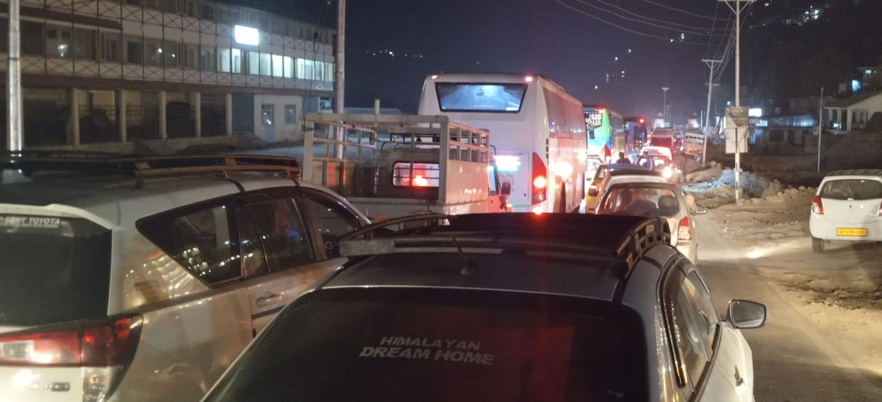 Wheels of vehicles stopped for two hours on Chandigarh-Manali highway