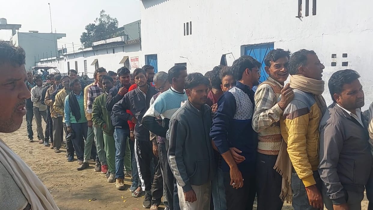 Income tax team remained stationed, farmers queued up for payment