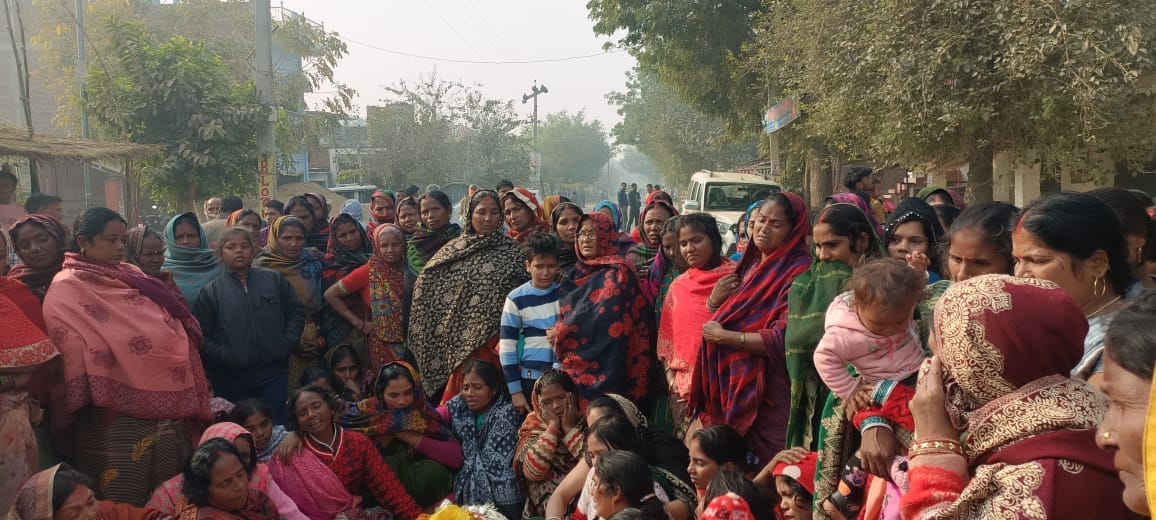 Demonstration done by keeping dead body for compensation