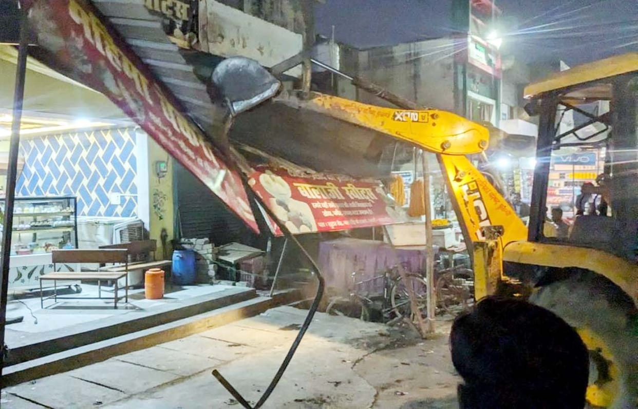 JCB runs on encroachment near Rajiv Chowk