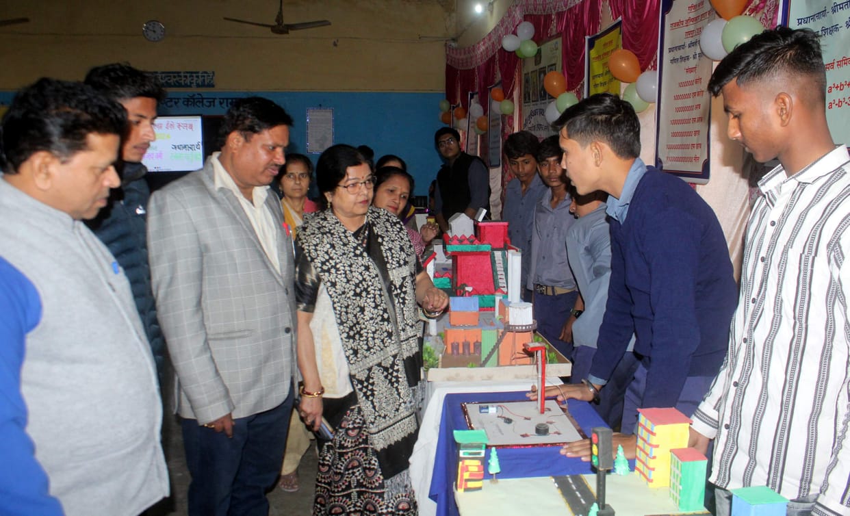 Anti-earthquake indicator dominated the exhibition, road safety model taught lessons of rules