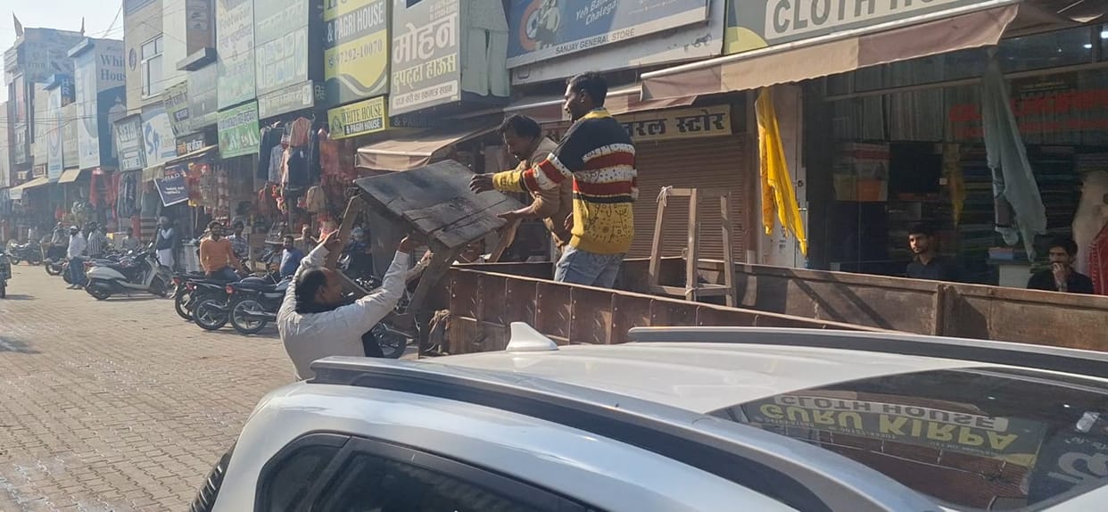 Nagar Palika removed encroachment in the main market
