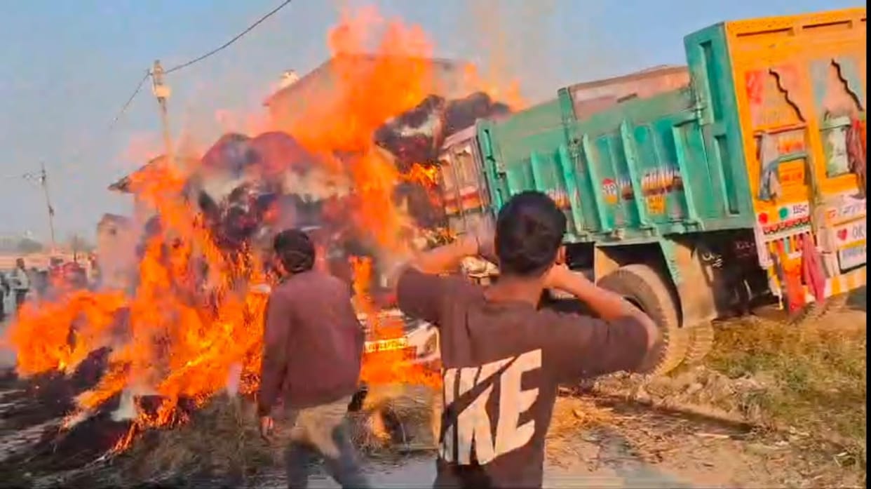 Tractor-trolley filled with stubble caught fire due to spark from power line