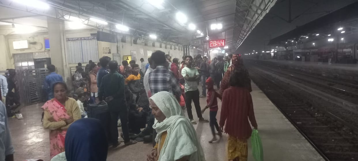 Troubled by route diversion, passengers are catching trains from Gorakhpur, Gonda